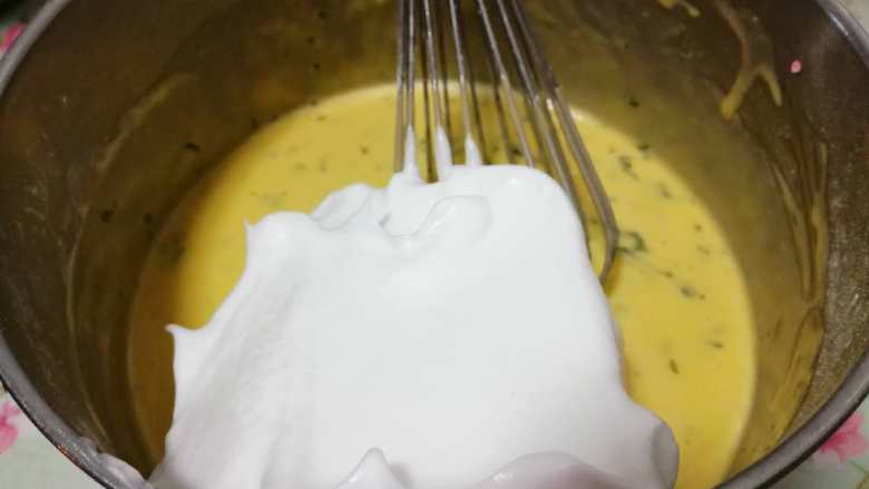 薄荷戚风,分2-3次把蛋白霜与蛋黄糊混合均与，翻拌或者切拌的方法。