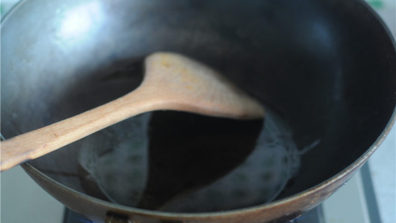 回锅肉片,锅中放薄薄一层油，烧至微微起油烟