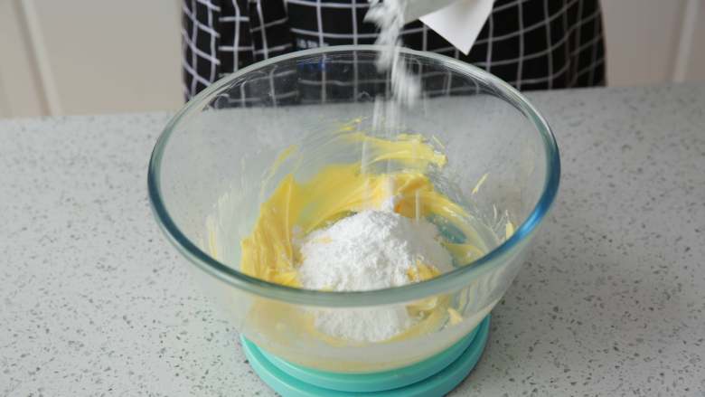 爆浆流心面包,加入糖粉打至微发。