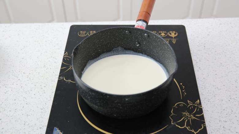 爆浆流心面包,把细糖A、牛奶、淡奶油一起倒入雪平锅里加热。