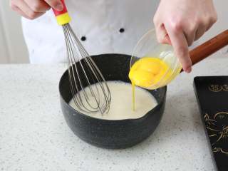 爆浆流心面包,加热至糖融化，取出稍凉后加入蛋黄搅拌均匀