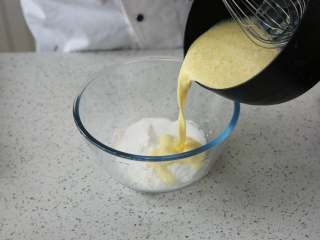 爆浆流心面包,把玉米淀粉、低筋粉和剩下的细糖B混合，加入三分之一左右的奶糊搅拌