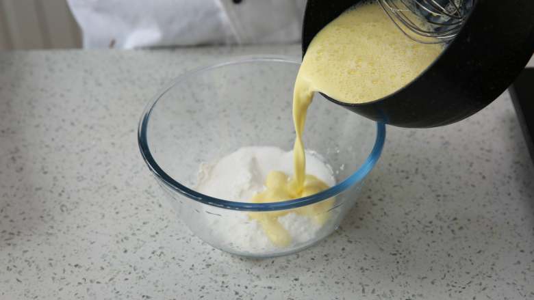 爆浆流心面包,把玉米淀粉、低筋粉和剩下的细糖B混合，加入三分之一左右的奶糊搅拌