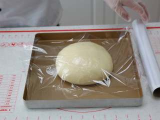 爆浆流心面包,盖保鲜膜室放在温暖处进行基础发酵。时间约30-40分钟。