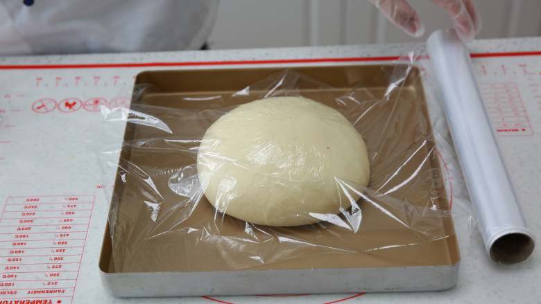 爆浆流心面包,盖保鲜膜室放在温暖处进行基础发酵。时间约30-40分钟。