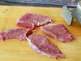 黄金猪排,猪里脊肉洗净切成厚1.5-2cm的片，然后用肉锤敲打拍松，