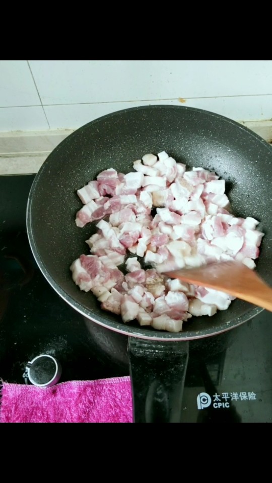 家常版卤肉饭,锅里放一点油，炒一下五花肉！
