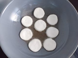 红糖麻糍,平底锅倒入适量油，把小面团一个个放进锅里，中小火慢煎（小面团需个个分离，不然容易黏连）