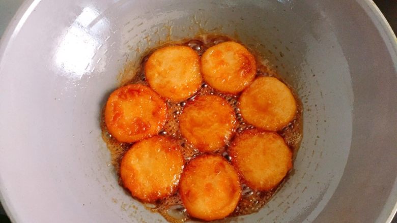 红糖麻糍,收汁时可以晃动平底锅，以防面团粘锅