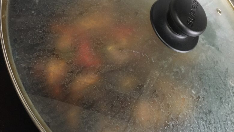 酱炒茄丝,加点水，中小火盖上锅盖焖三分钟左右
