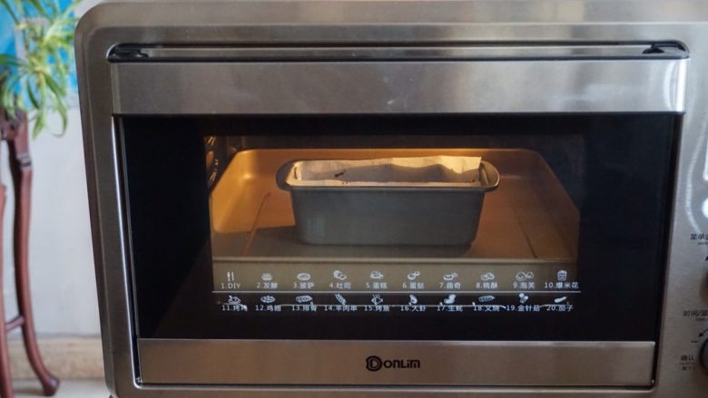 布朗尼,放入已经预热到175度的东菱烤箱，烘烤23分钟左右。