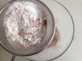 布朗尼,面粉，可可粉和泡打粉先混合过筛一次。