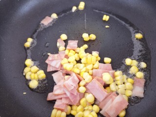 芝士焗意粉,把玉米粒和培根放锅里炒