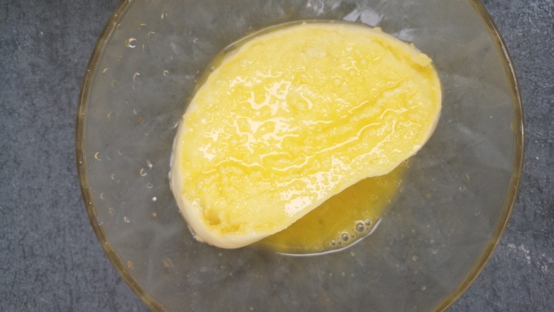 黄金煎馒头片,沾上蛋液