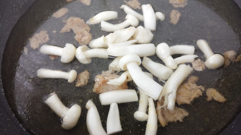 香菇蟹味菇菌汤,加入蟹味菇