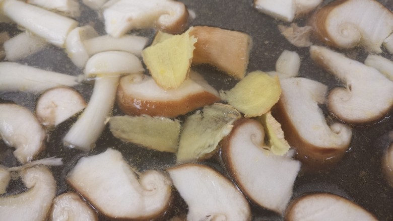 香菇蟹味菇菌汤,姜片