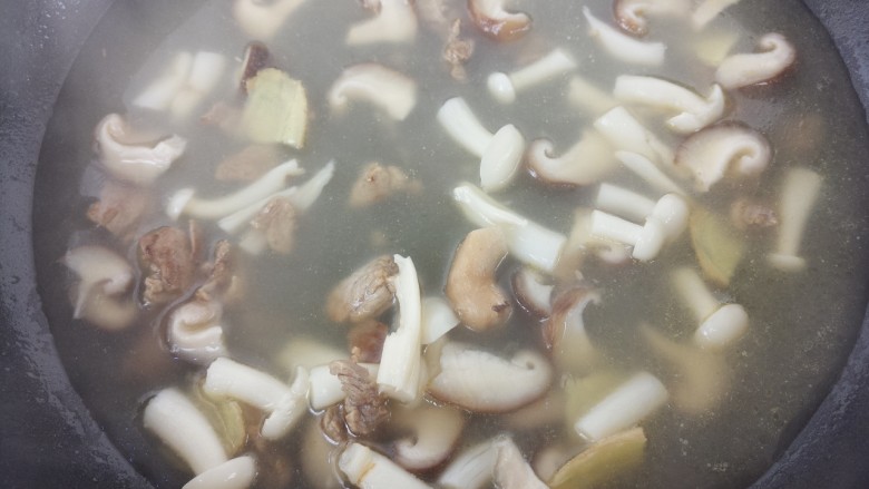 香菇蟹味菇菌汤,搅拌均匀即可