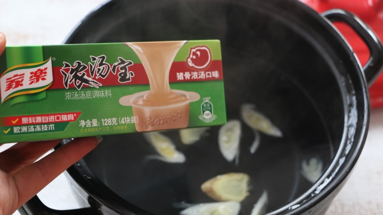 香菇鸭血炖粉条,加入一个浓汤宝。