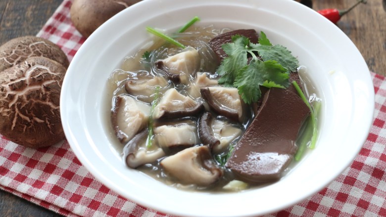 香菇鸭血炖粉条,鲜香好吃，连汤都特别美味。