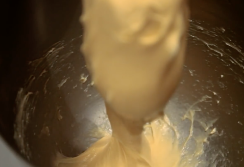 巧克力奶油小面包,黄油很好的融合进去之后再继续搅拌15到20分钟。这时候可以把速度调到3档上，然后15分钟之后调到4档上。等面团完全不再粘在搅拌机壁上就好了。面团要做到有弹性但是又不会粘在手上。（看视频）