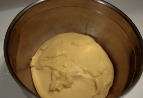 巧克力奶油小面包,第一次发酵 把面团放在一个大沙拉盆里。 在盆上打上一块布，放在厨房一角发酵1个半到2个小时。这时间过后面团应该会鼓起一倍大小。