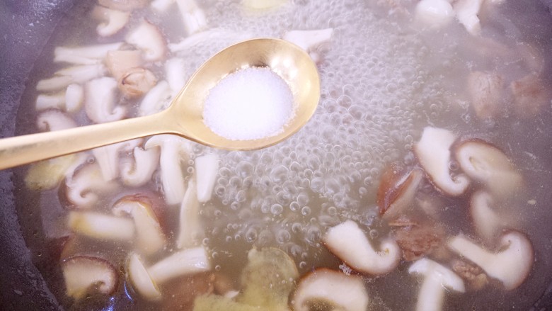 香菇蟹味菇菌汤,然后加入一勺盐