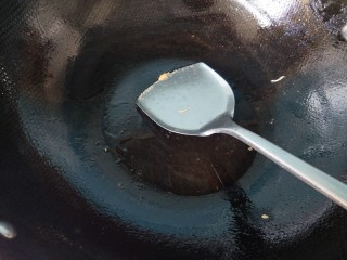 火腿肠炒豌豆,锅内放油，烧热。