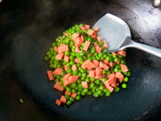火腿肠炒豌豆,翻炒均匀，可以出锅啦！