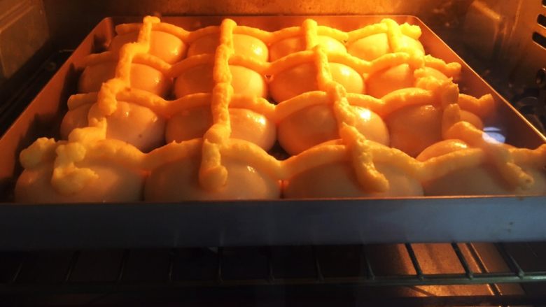 卡仕达小餐包+一次性发酵,金盘送入烤箱烤制。