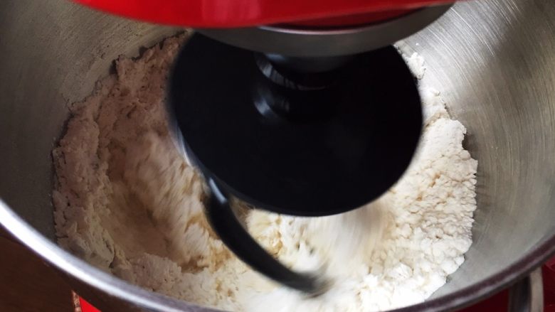 卡仕达小餐包+一次性发酵,厨师机搅拌一下。