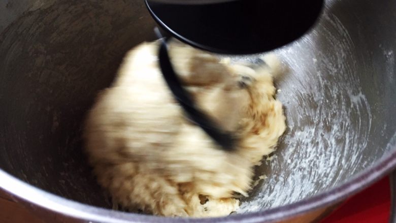 卡仕达小餐包+一次性发酵,厨师机二档速度搅拌20分钟。