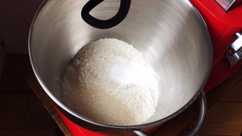 卡仕达小餐包+一次性发酵,高筋粉放入厨师机桶内，加入盐和细砂糖。