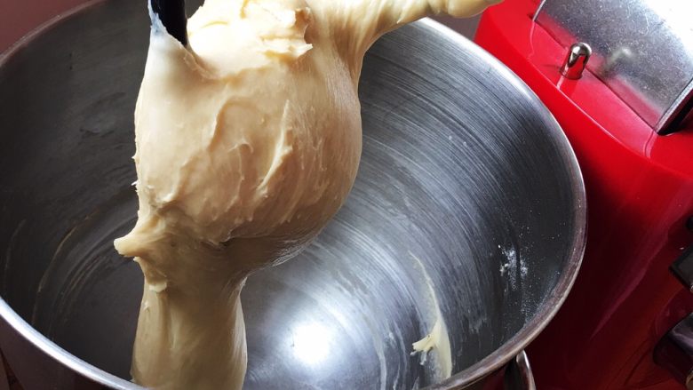 卡仕达小餐包+一次性发酵,这个状态就是搅拌好的面团，湿而不黏，可以出膜。