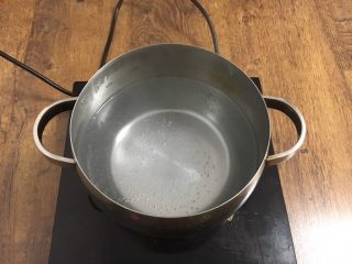 莲子百合绿豆粥,锅里放适量的水，将水煮开。
