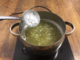 莲子百合绿豆粥,放入冰糖。