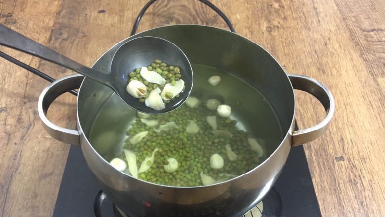 莲子百合绿豆粥,放入莲子、百合、绿豆，大火煮开。