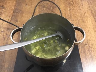 莲子百合绿豆粥,小火煮15分钟。