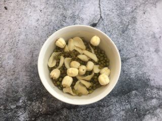 莲子百合绿豆粥,将莲子、百合、绿豆清洗干净备用。
