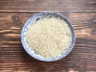 莲子百合绿豆粥,粳米有补脾胃、养五脏、壮气力的良好功效。