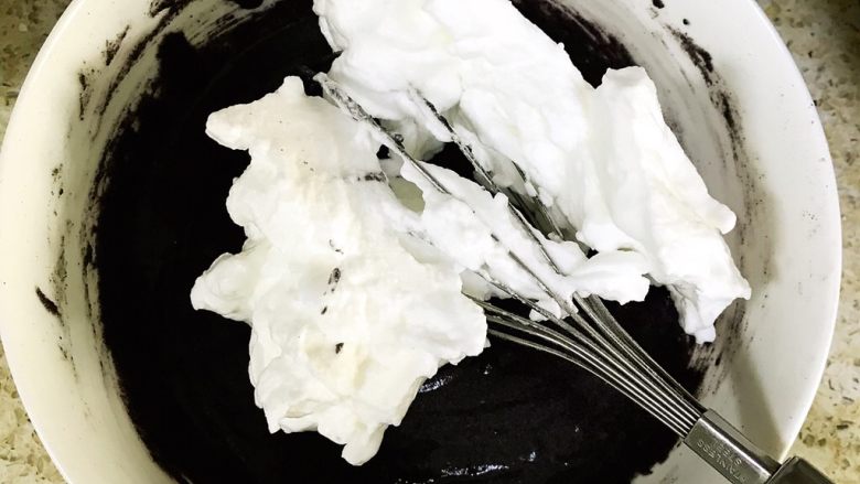 奶香黑米糕,取1/3的蛋白霜加入黑米粉糊中，搅拌均匀，注意不要画圈，以免消泡