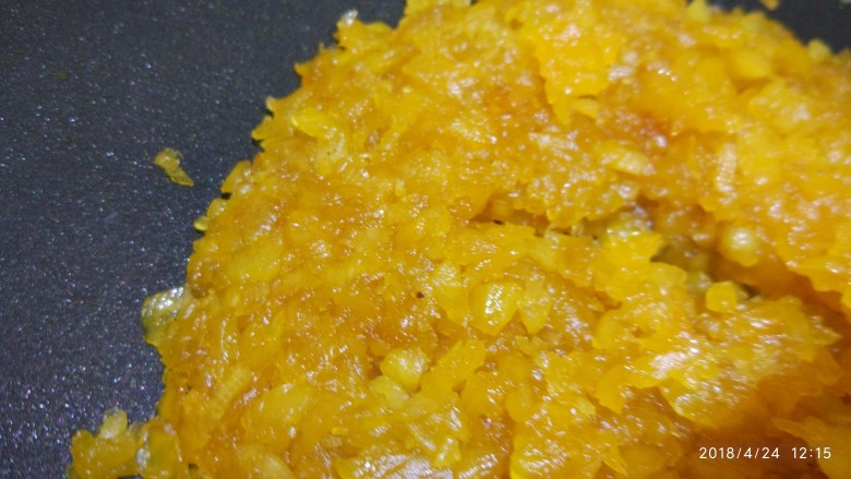 土凤梨酥,炒到这样子，菠萝肉都变的金黄透明有粘性，就可以出锅了，放盘子里静静，凉快一下