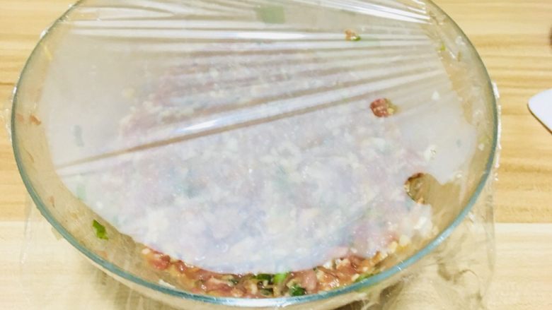 仪式感的宴席菜-莲花翡翠卷,盖上保鲜膜，放到冰箱里，就可以开始坐莲花