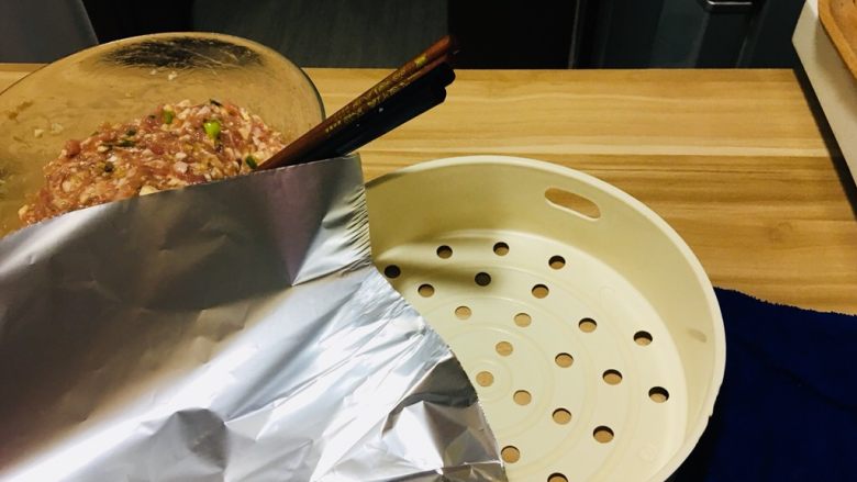 仪式感的宴席菜-莲花翡翠卷,特别不喜欢蒸煮东西的时候，厨房到处都是水蒸汽，所以我选择用电饭锅来蒸这个白菜卷，因为后面涉及到摆盘，你先用锡纸包住蒸笼