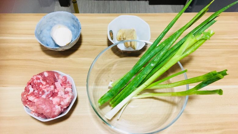 仪式感的宴席菜-莲花翡翠卷,因为馅料需要腌制，所以要先做