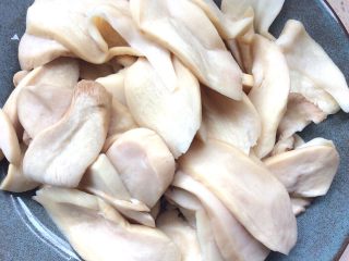 菌类料理+泡菜炒鸡腿菇,过凉水，挤干水分备用