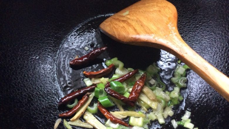 菌类料理+泡菜炒鸡腿菇,下葱姜煸香