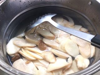 菌类料理+泡菜炒鸡腿菇,烧开水下锅焯一下