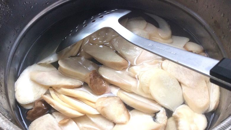 菌类料理+泡菜炒鸡腿菇,烧开水下锅焯一下