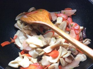 菌类料理+泡菜炒鸡腿菇,下鸡腿菇翻炒均匀