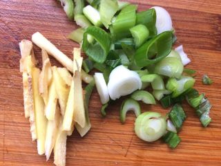 菌类料理+泡菜炒鸡腿菇,葱姜切碎备用